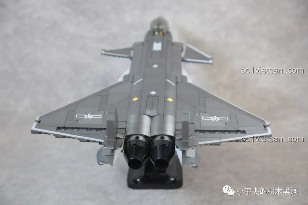 Cánh đuôi đứng của Sluban J-20 M38-B1187 Tiêm Kích Tàng Hình có thể điều chỉnh góc nghiêng, tăng tính tương tác cho mô hình.