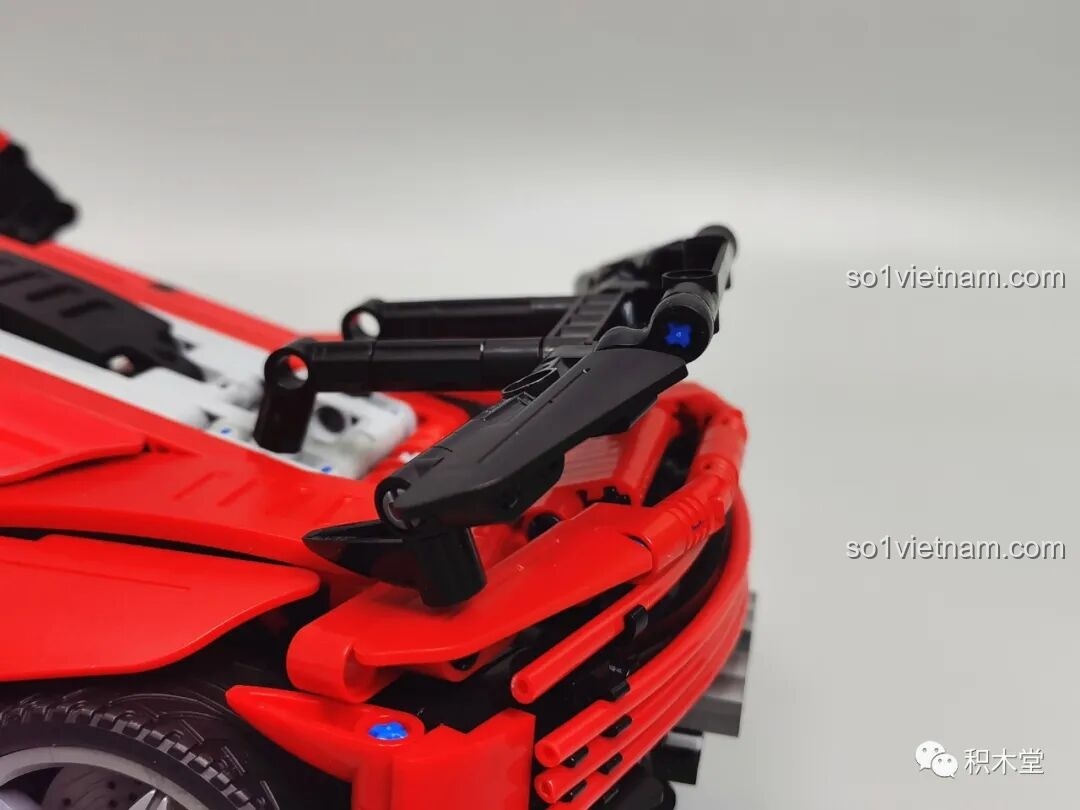 Cánh gió lớn màu đen phía sau xe, có thể tháo rời để thay đổi diện mạo cho phiên bản trưng bày tĩnh.