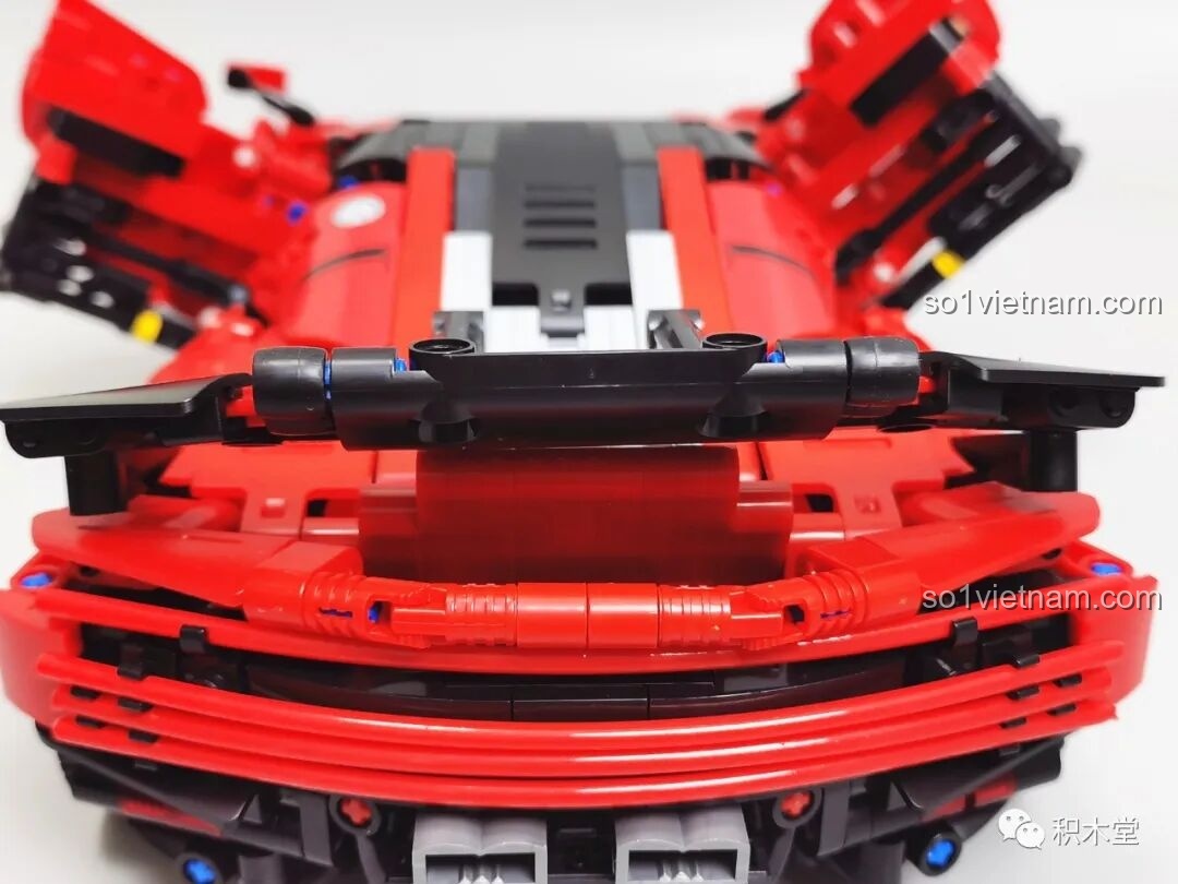 Cánh gió nhỏ màu đỏ ở đuôi xe đang ở vị trí hạ xuống, liền mạch với thân xe.