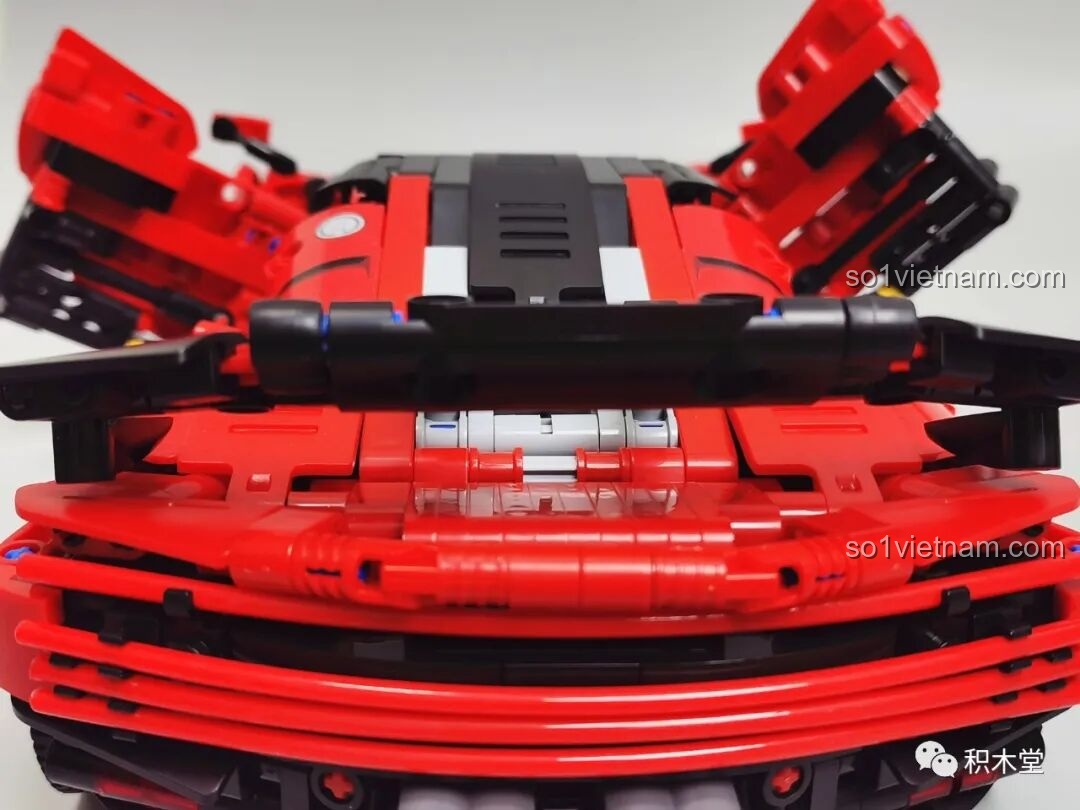 Cánh gió nhỏ màu đỏ ở đuôi xe đang được nâng lên, tăng lực ép xuống cho xe.