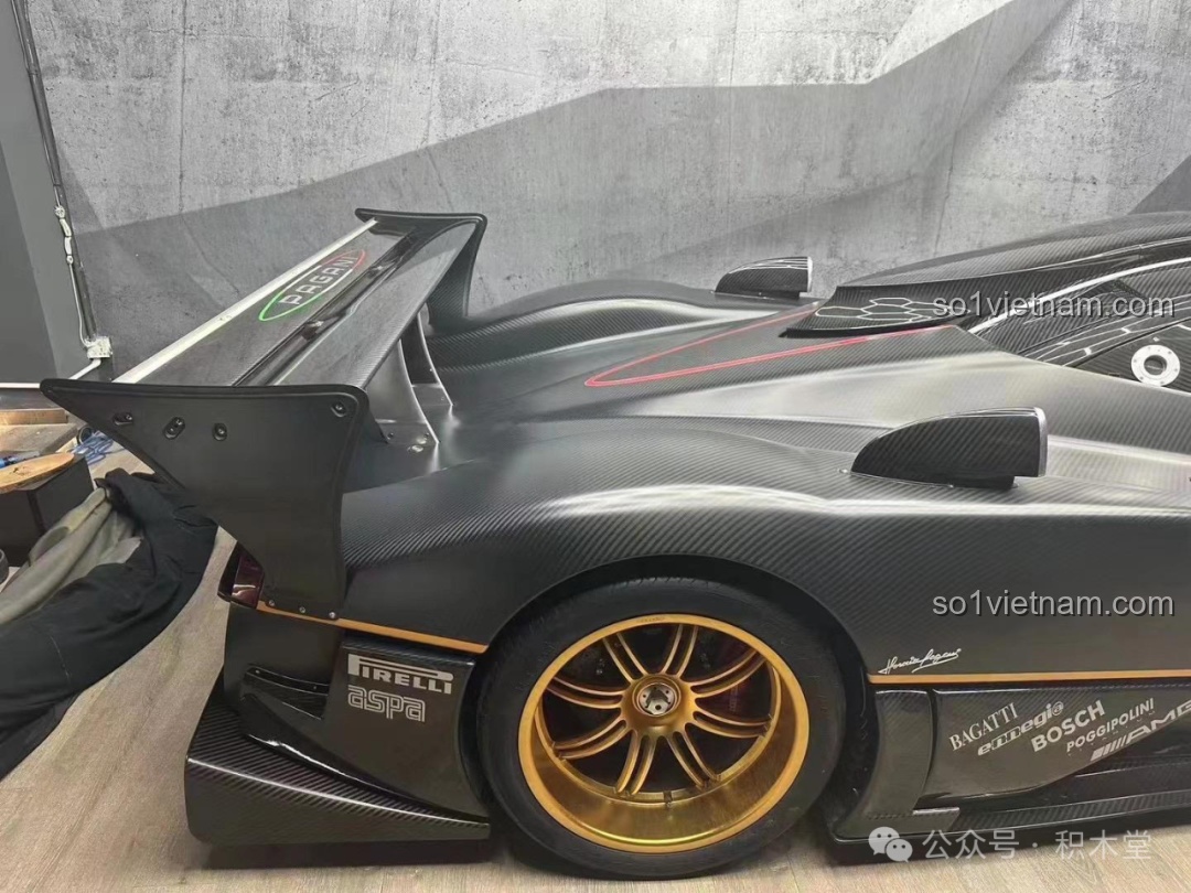 Hình ảnh cánh gió sau của xe Pagani Zonda R thật để so sánh với mô hình RASTAR 93900, cho thấy sự tương đồng trong thiết kế.
