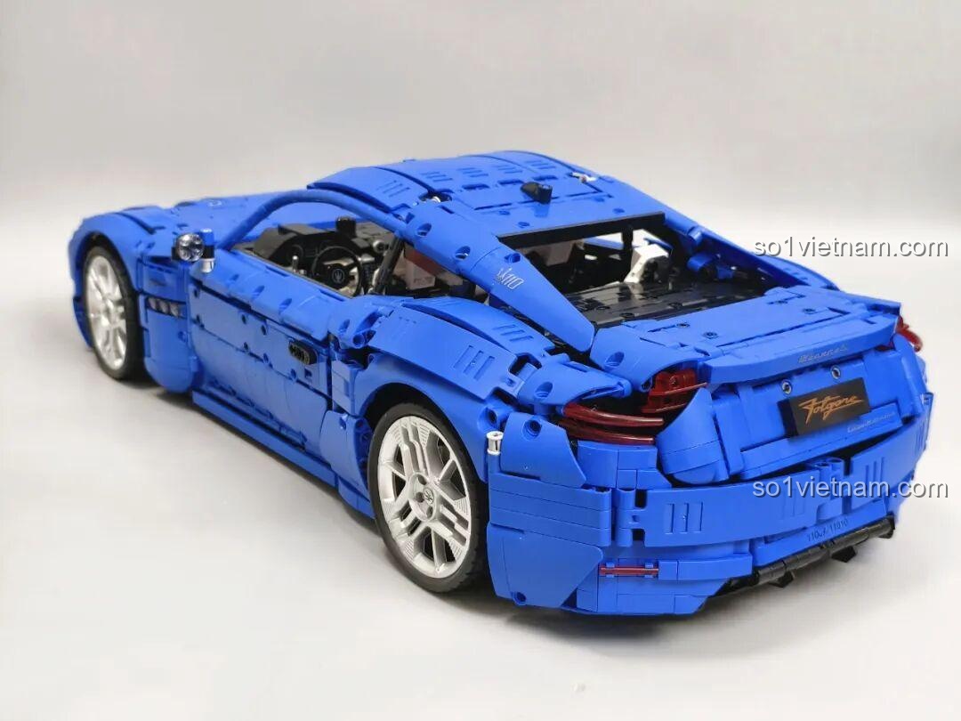 Cánh gió sau của Reobrix 11010 Maserati GranTurismo có thể điều chỉnh góc độ.