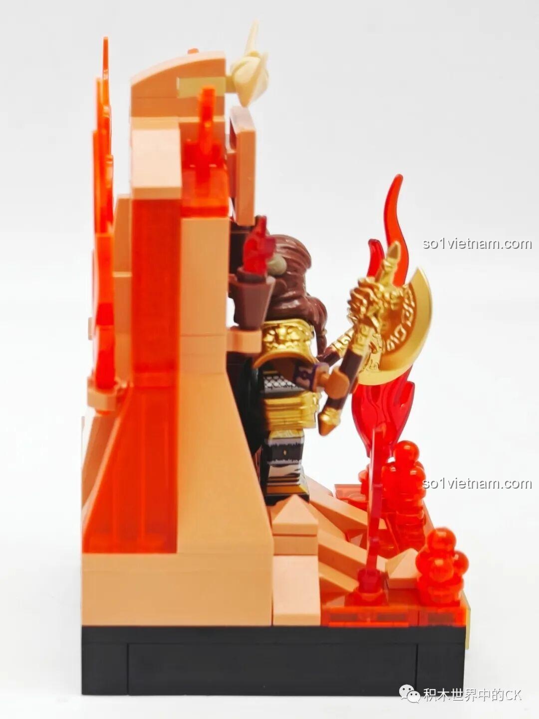 Góc bên của mô hình Hỏa Diệm Sơn, cho thấy các lớp núi đá và các chi tiết lửa trong suốt, đồ chơi lắp ráp Chaoqiqu.