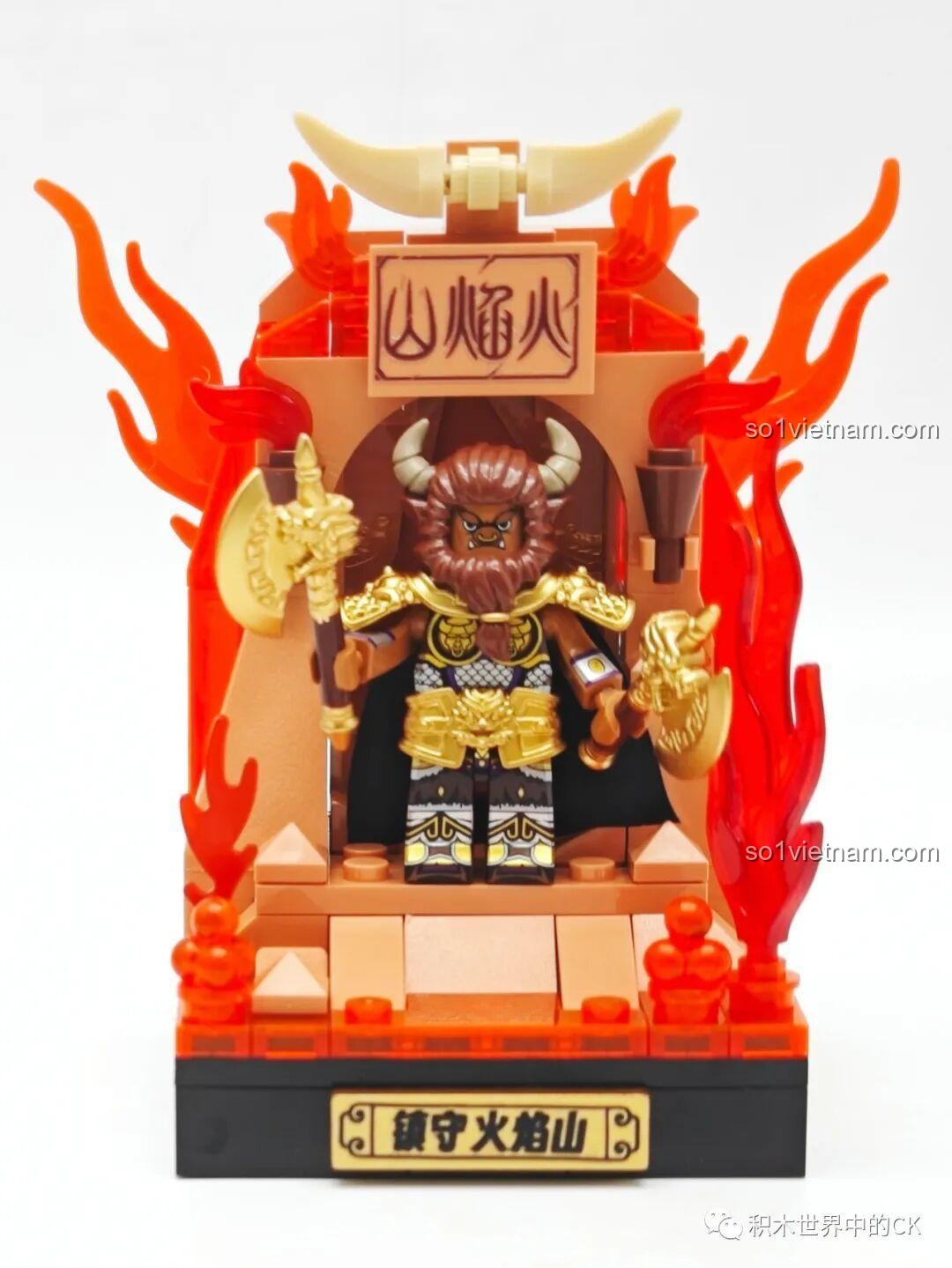 Góc chéo của mô hình Hỏa Diệm Sơn, Ngưu Ma Vương đứng giữa biển lửa, một cảnh tượng đầy uy lực.