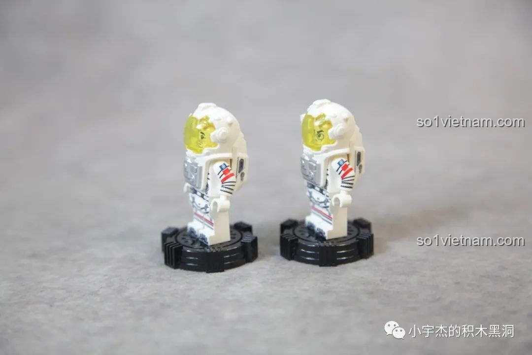 Góc nhìn bên cạnh của minifigures phi hành gia, thể hiện độ chi tiết của bộ đồ.