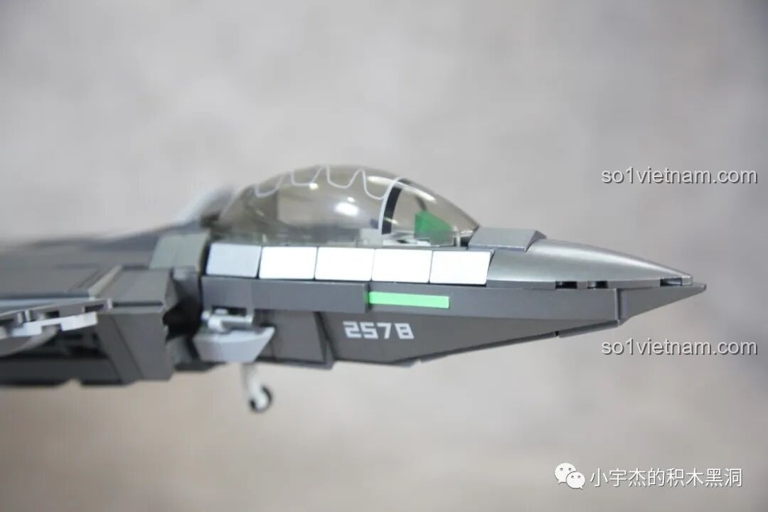 Cánh mũi (duck-wing) của Sluban J-20 M38-B1187 Tiêm Kích Tàng Hình có khớp cầu, cho phép điều chỉnh góc độ linh hoạt.