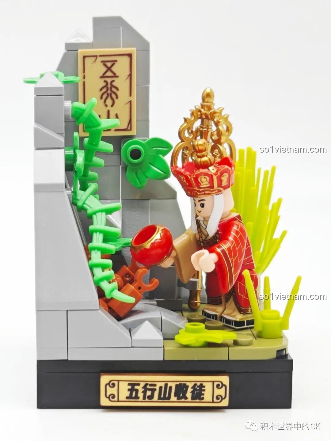 Góc bên của mô hình Ngũ Hành Sơn, cho thấy cấu trúc của ngọn núi và các chi tiết cây cỏ, đồ chơi Chaoqiqu.