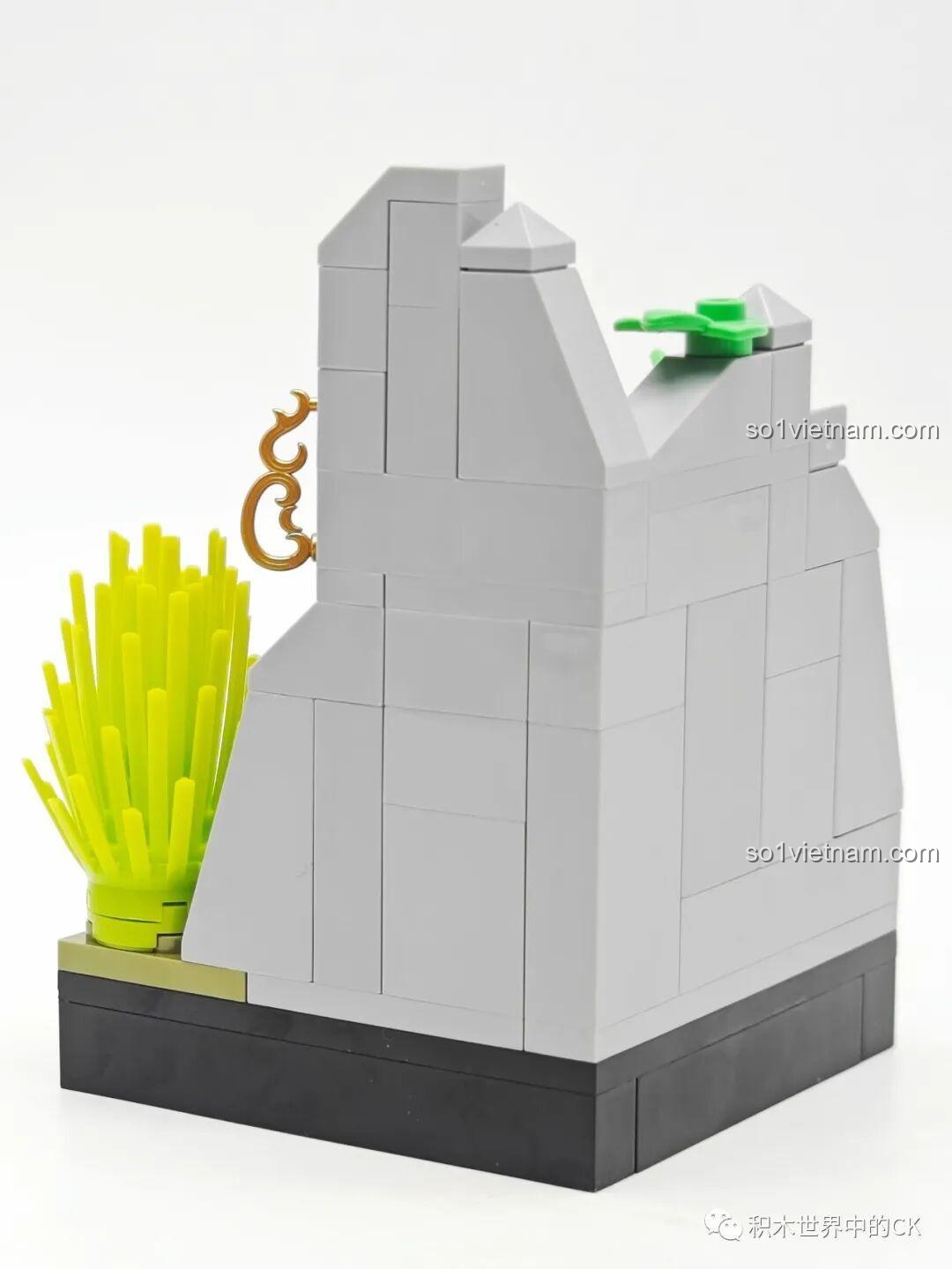 Mặt lưng của mô hình Ngũ Hành Sơn, cho thấy các chi tiết cây cỏ và cấu trúc núi, đồ chơi mô hình Chaoqiqu.