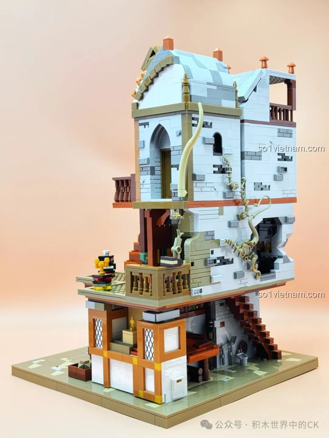 Mô hình JIESTAR 57016 Thư viện Châu Âu Thời Trung Cổ nhìn từ bên phải, với các cửa sổ và ban công.