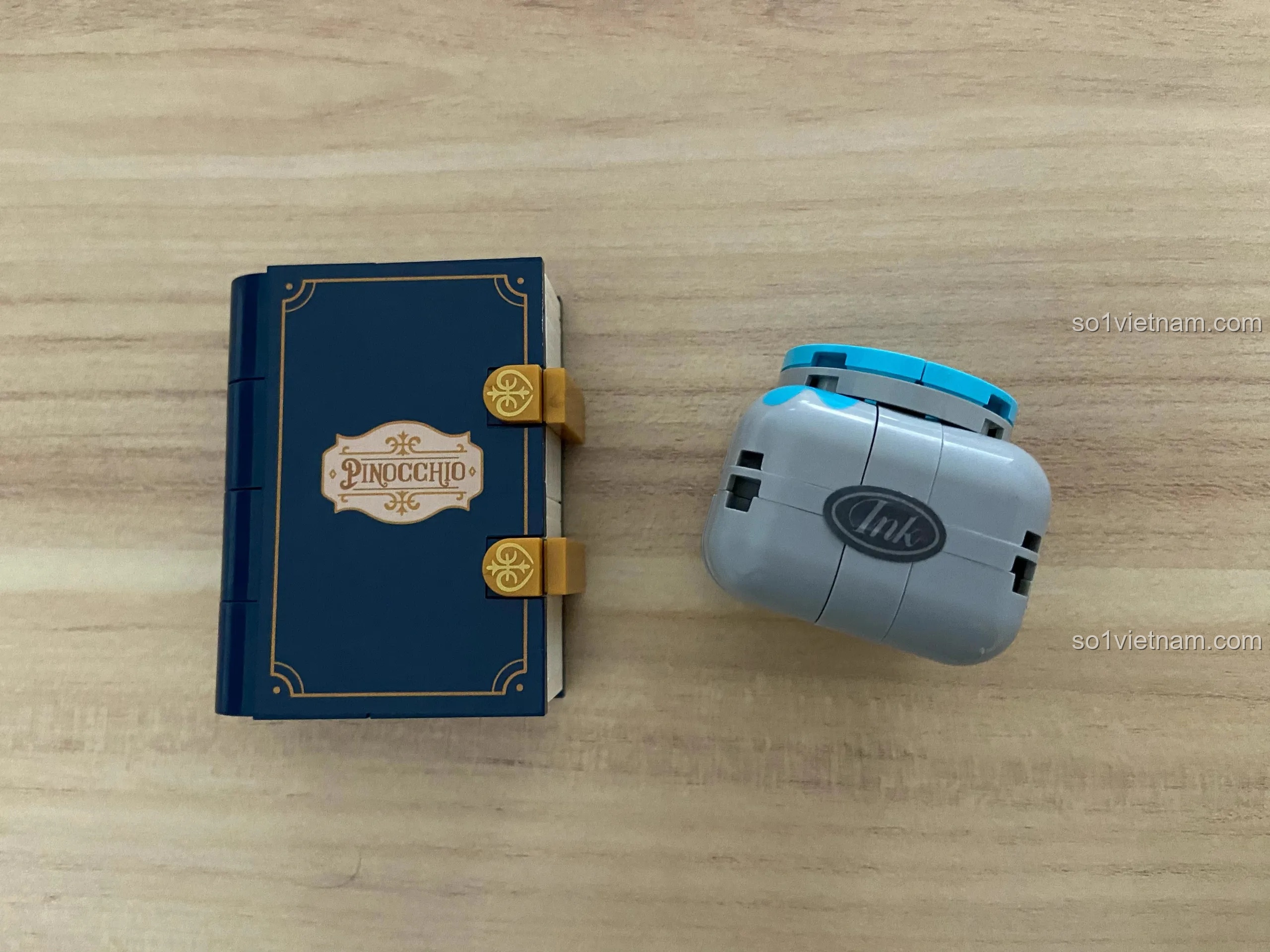 Cảnh quan bệ đỡ của bộ lắp ghép Wekki 6186 Pinocchio hoàn thành, với sách, bút, lọ mực và chiếc rương.