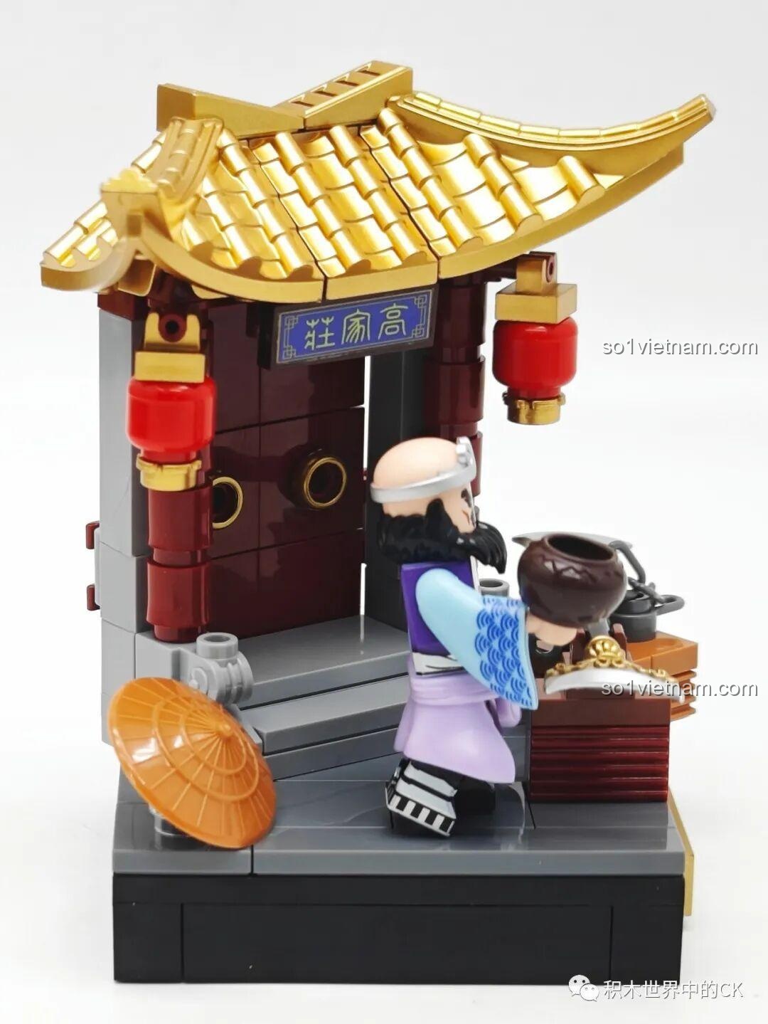 Góc bên của mô hình cổng chùa, với các chi tiết đèn lồng và nón lá, đồ chơi lắp ráp Chaoqiqu.