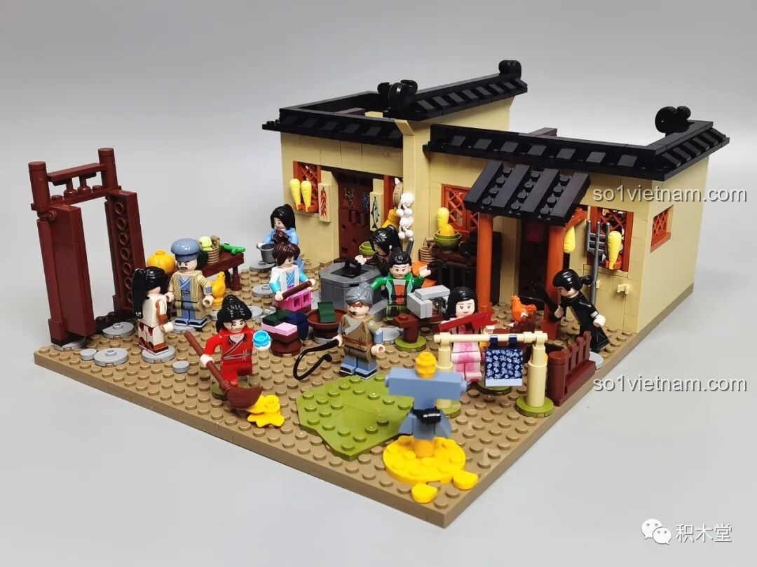 Cảnh sinh hoạt nhộn nhịp trong sân sau với các minifigures đang tương tác với nhau.