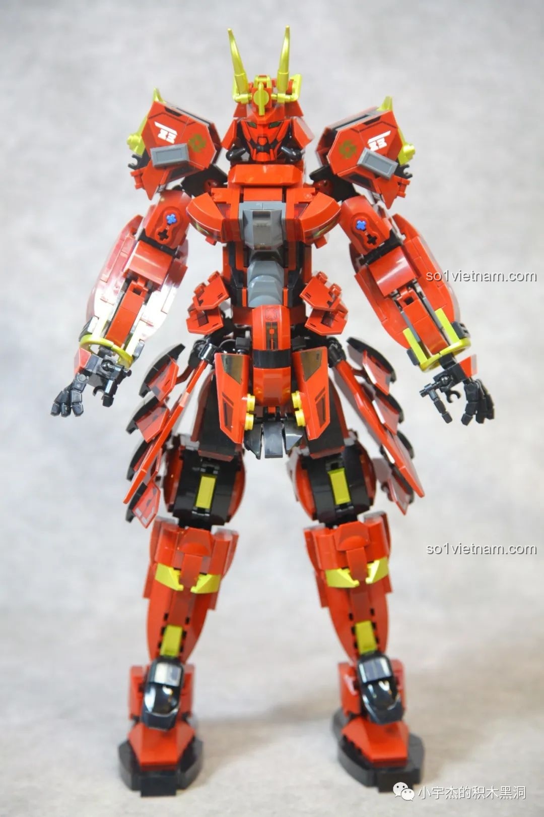 Cánh tay của Cơ Giáp Sĩ Kai Sluban M38-B1183 có thể cử động linh hoạt, cho phép robot tạo nhiều tư thế chiến đấu.