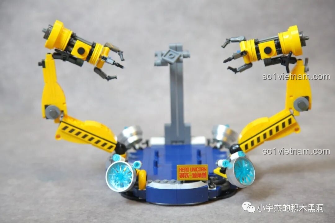 Hai cánh tay cơ khí của bộ ZHEGAO GZ8008 đã hoàn thiện, trông như giàn máy của Iron Man.