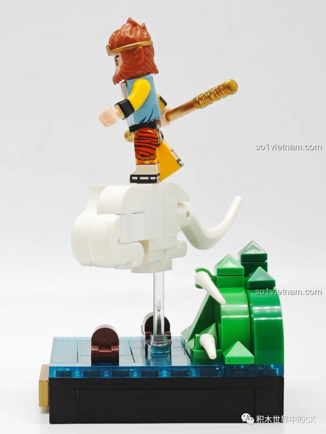 Góc nhìn từ phía sau của mô hình Tôn Ngộ Không và Cân Đẩu Vân.