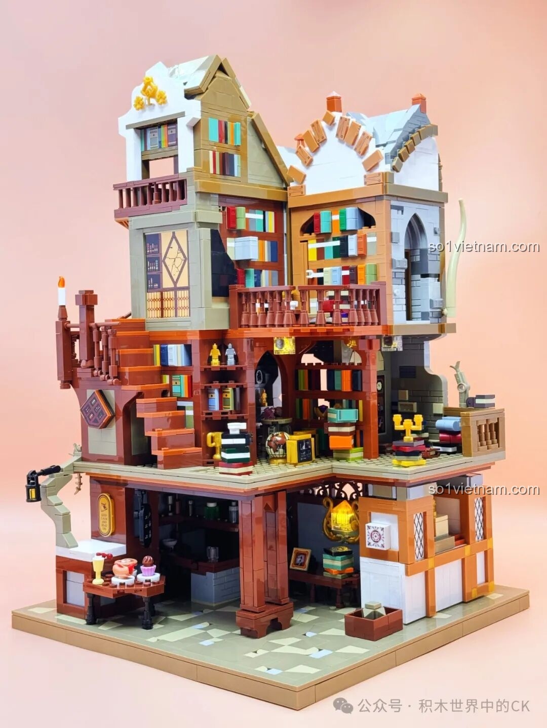 Mô hình JIESTAR 57016 Thư viện Châu Âu Thời Trung Cổ nhìn từ bên trái, khoe các chi tiết bên hông.