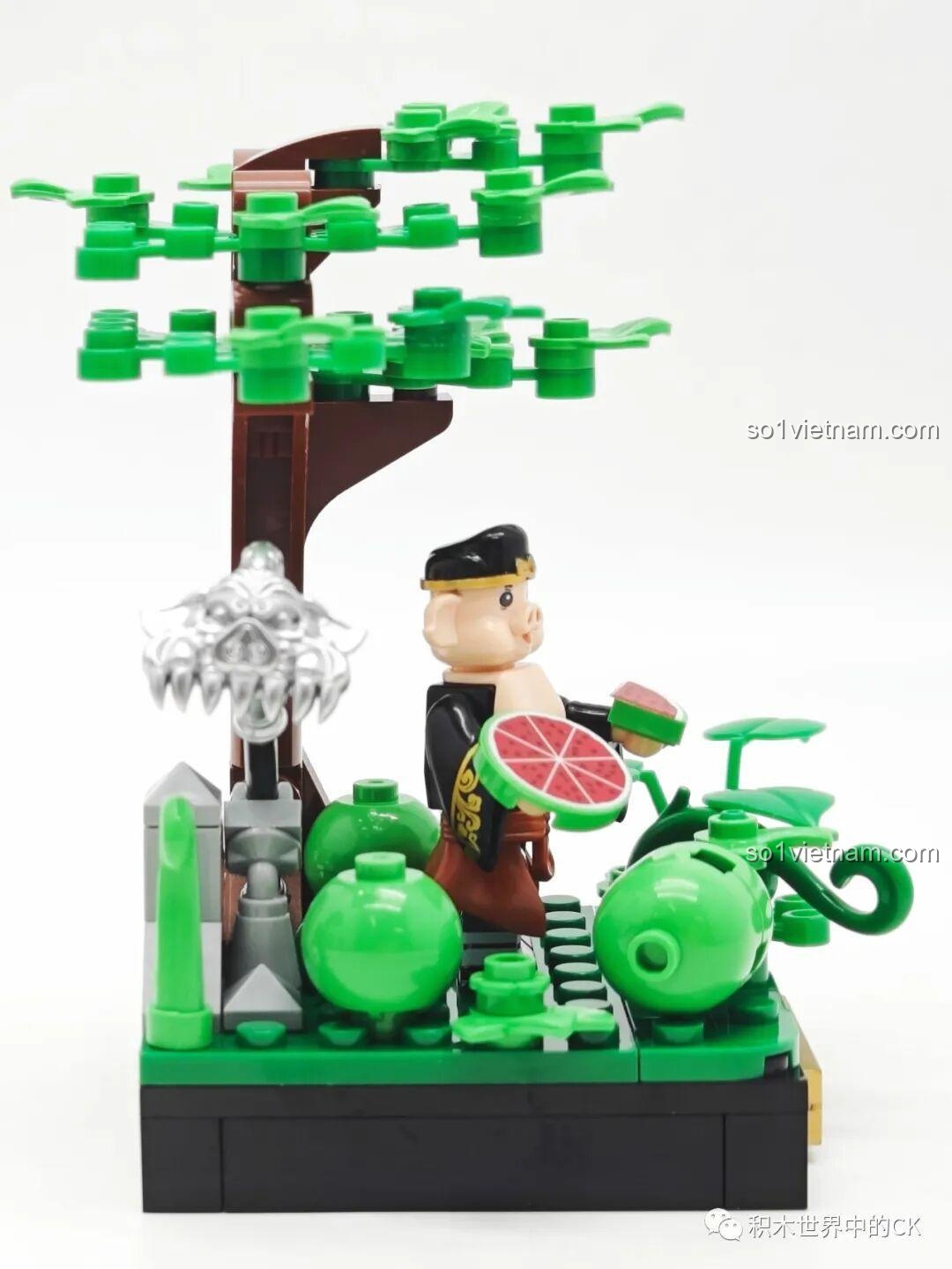 Góc bên của mô hình vườn dưa, cho thấy các chi tiết cây cỏ và quả dưa, đồ chơi lắp ráp Chaoqiqu.