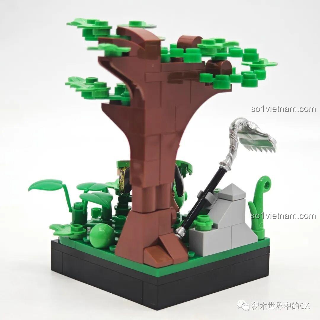 Góc nhìn từ phía sau của mô hình vườn dưa, với thân cây cổ thụ lớn, đồ chơi mô hình Chaoqiqu.