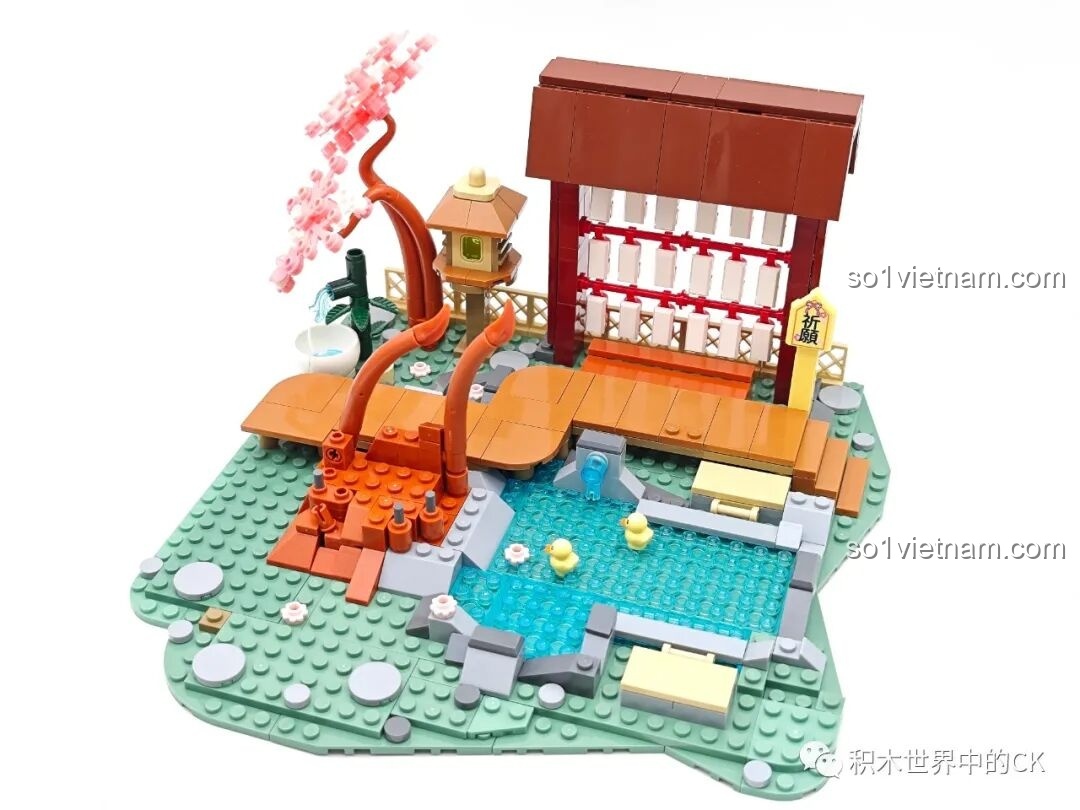 Cây cầu đỏ cong cong và hồ nước với vịt con trong bộ xếp hình Con đường hoa anh đào Miku.