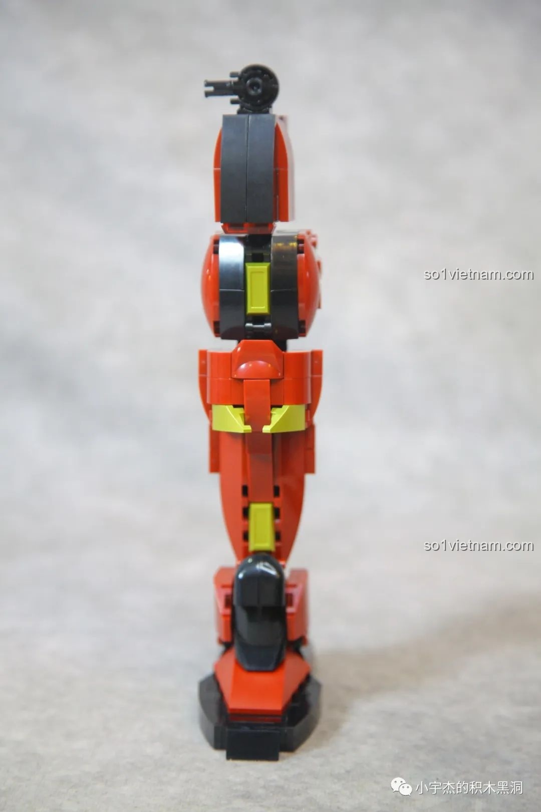 Cấu trúc chân của Cơ Giáp Sĩ Kai Sluban M38-B1183, thể hiện các khớp nối linh hoạt và thiết kế vững chãi.