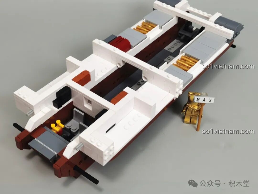 Cấu trúc nội thất bên trong xe tăng Maus 12GO 98002, thể hiện sự phức tạp và không đối xứng.