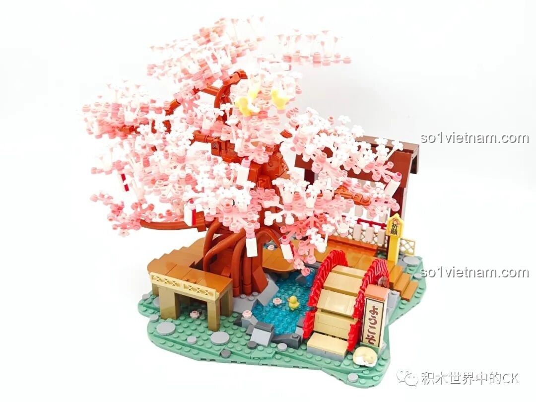 Cây anh đào đã nở rộ với hàng trăm bông hoa hồng trắng, tạo nên vẻ đẹp lãng mạn cho bộ đồ chơi Hatsune Miku K20901.