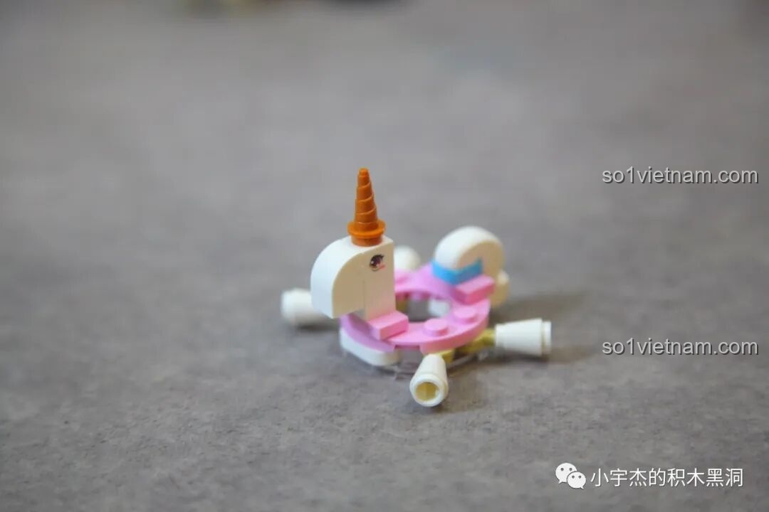 Cận cảnh mô hình cây dừa được lắp ráp từ các mảnh ghép, với các khớp nối cho phép điều chỉnh tán lá.