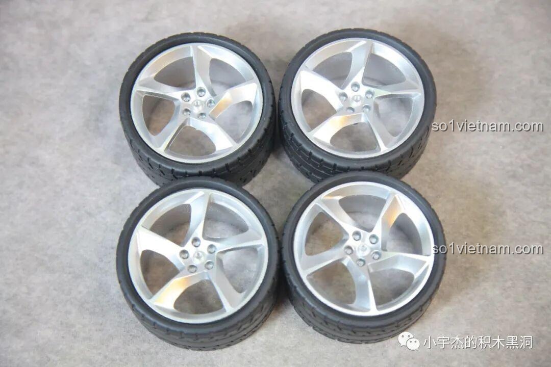 Bốn bánh xe của bộ xếp hình CBOX X001 sau khi đã lắp lốp vào la-zăng.