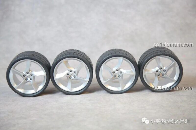 Bốn bánh xe của đồ chơi lắp ghép CBOX X001 xếp thành hàng ngang.