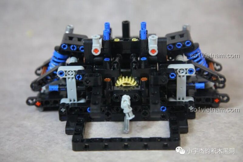 Chi tiết động cơ V8 đang được lắp ráp cho mô hình Ferrari F40 X001.