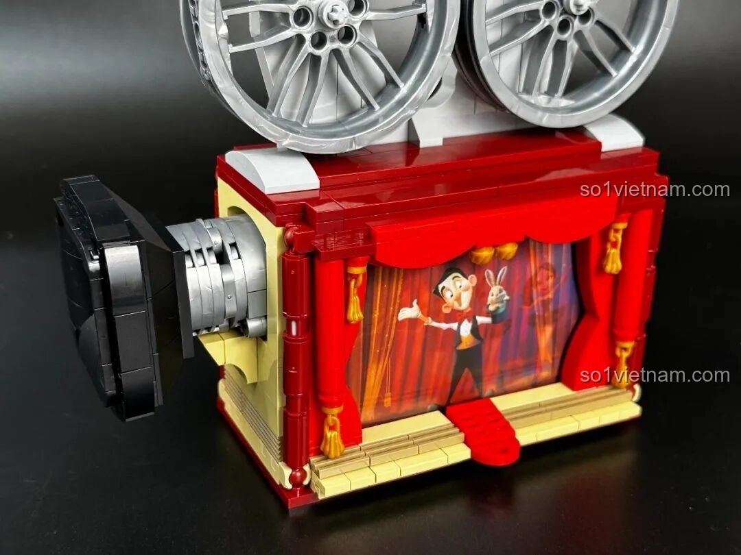 Chân đế tripod của bộ Pantasy Máy Chiếu Phim Cổ Điển Retro 85010 đã được lắp ráp hoàn chỉnh, sẵn sàng để gắn vào thân máy chiếu.