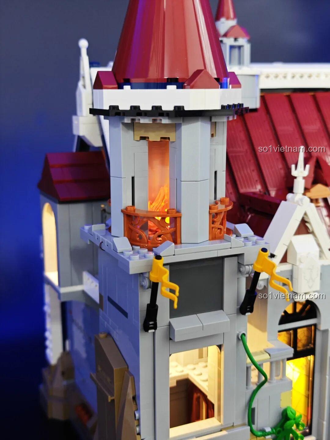Chân tháp và các cổng kết nối mở rộng của Sảnh Tiệc Hoàng Gia Lumibricks L9071, cho thấy khả năng ghép nối.