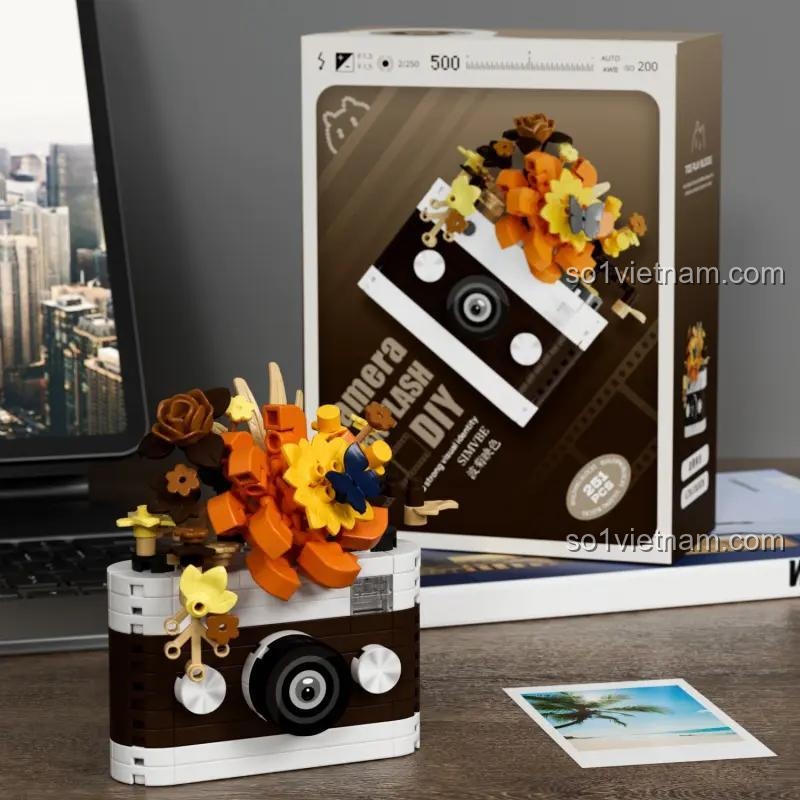 Hộp sản phẩm máy ảnh "Bó Cúc Ứng Dụng" 潮乐创 7442, bộ lắp ghép mini block, 251 mảnh, thiết kế độc đáo với hoa và bướm, màu nâu, trắng, cam, vàng, phù hợp cho bé gái 6 tuổi, đồ chơi sáng tạo, trang trí bàn làm việc