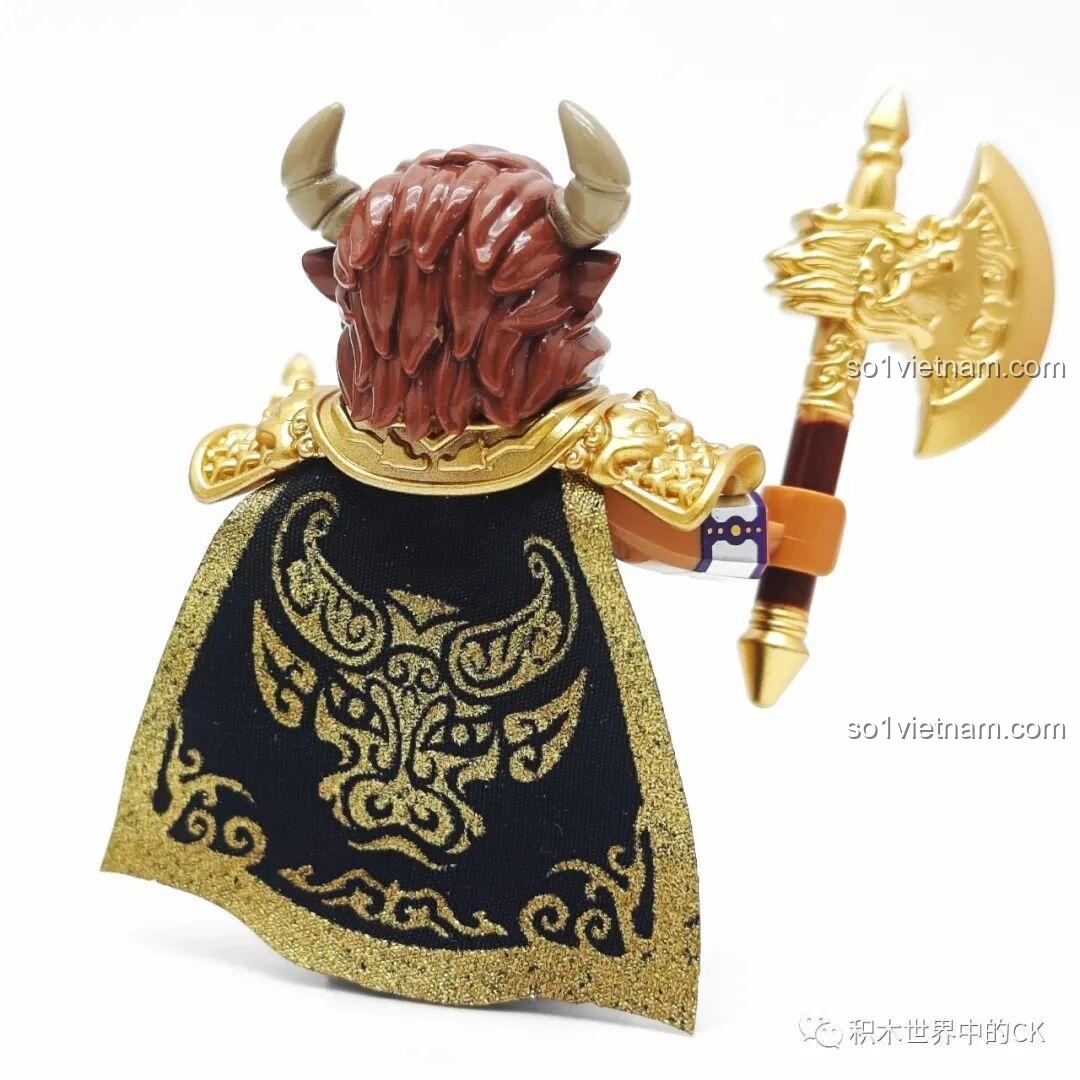 Minifigure Ngưu Ma Vương CQQ10018 sau khi lắp đầy đủ giáp, vũ khí và áo choàng, trông cực kỳ oai vệ.