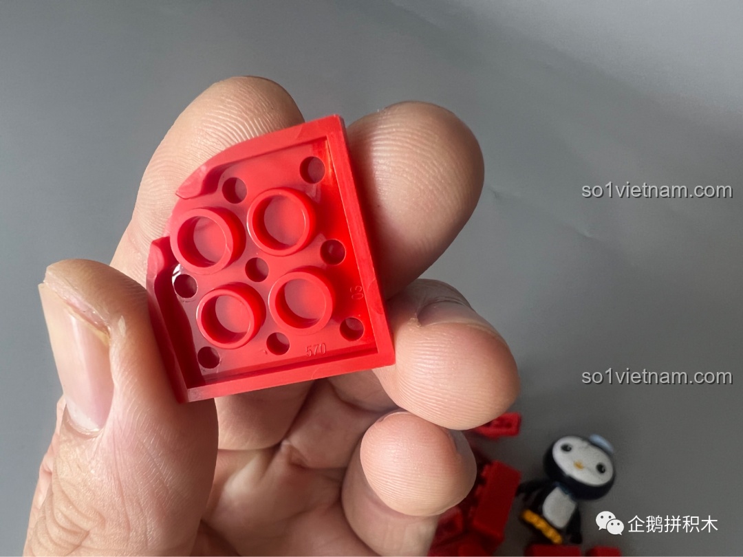 Cận cảnh mảnh ghép của JAKI, cho thấy chất lượng nhựa cao cấp, độ bóng và độ khít hoàn hảo của linh kiện GoBricks.