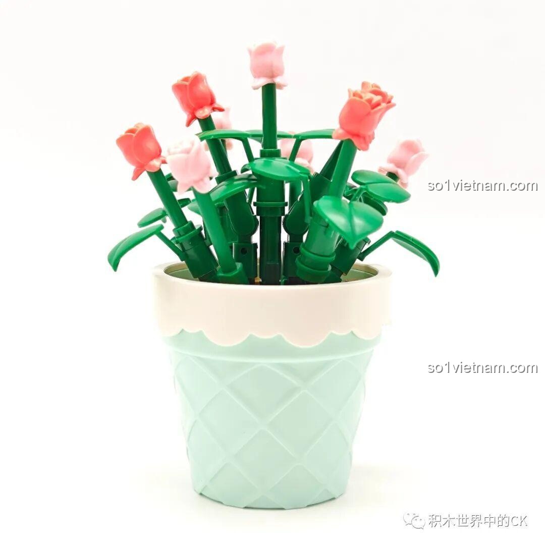 Mô hình chậu hoa hồng lắp ghép Sembo 611060 đã hoàn thành, những bông hồng nhỏ xinh trong chậu màu xanh bạc hà.