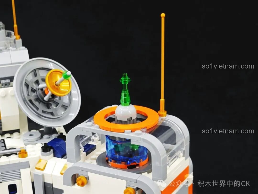 Chi tiết ăng-ten trên nóc Khoang Sinh Học của bộ lắp ghép Keeppley K10236, một chi tiết nhỏ nhưng tinh tế.
