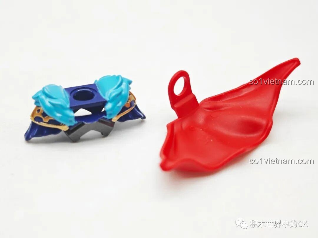 Chi tiết cận cảnh áo choàng bằng nhựa dẻo và giáp vai màu xanh của minifigure Mã Siêu, chất liệu cao cấp.