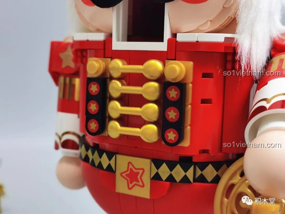 Chi tiết phần áo của Hoàng Tử Kẹp Hạt Dẻ với các khuy vàng và sticker trang trí sắc nét.