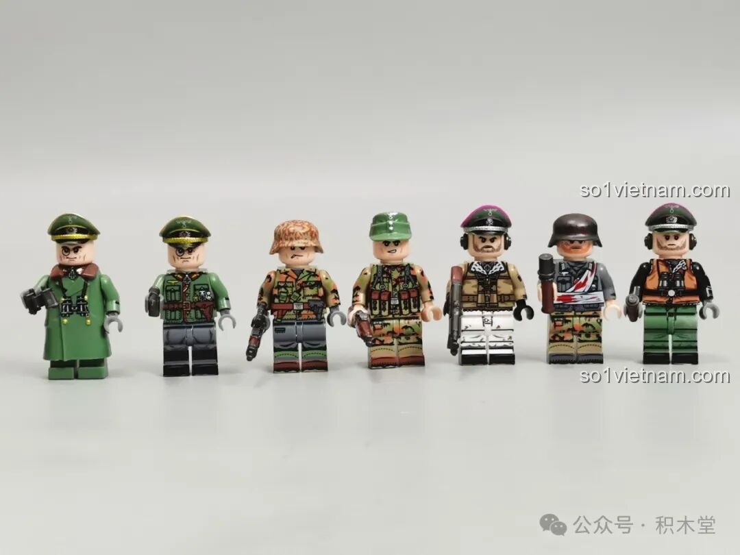 Chi tiết áo khoác của nhân vật lính tăng trong bộ Xe Tăng Maus 12GO 98002, được đúc khuôn riêng.