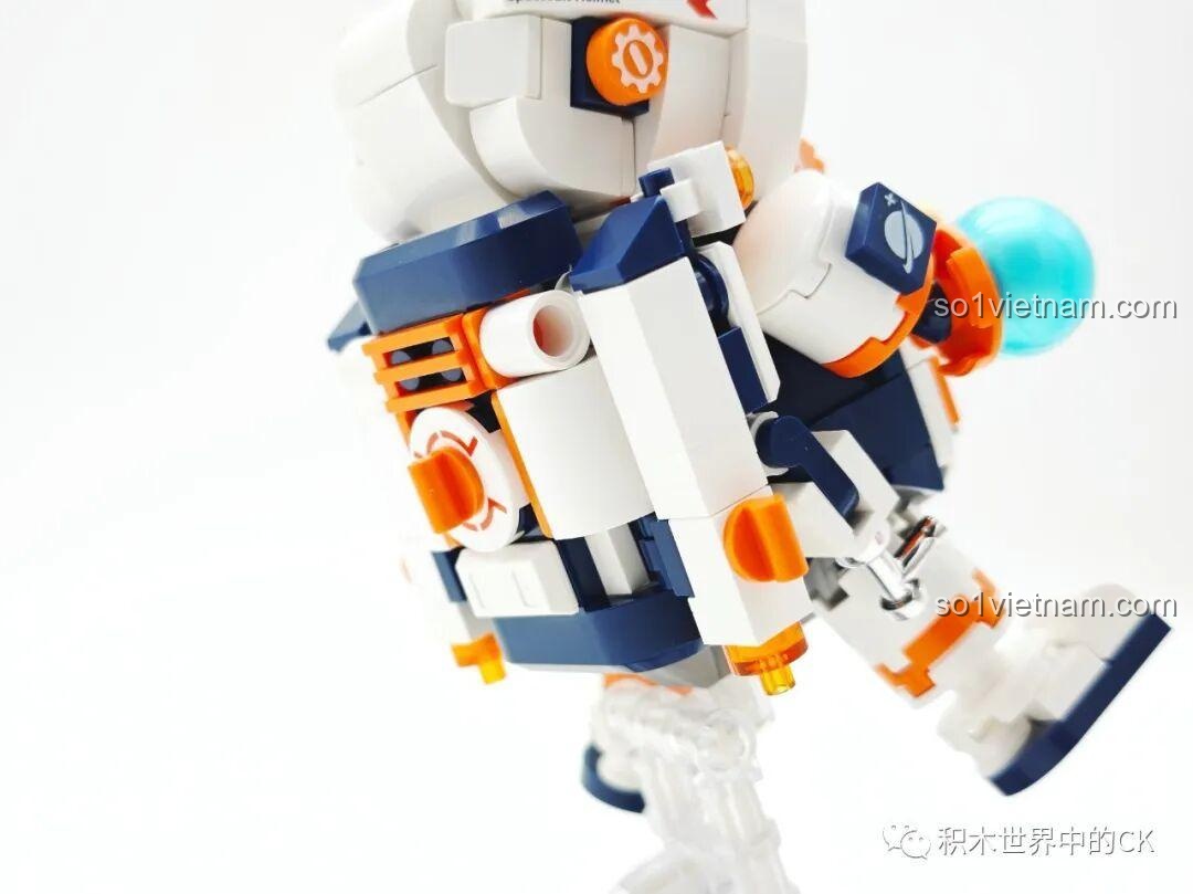 Chi tiết ba lô dưỡng khí ở mặt sau của mô hình phi hành gia JAKI JK8505, với sự phối màu trắng, xanh và cam.