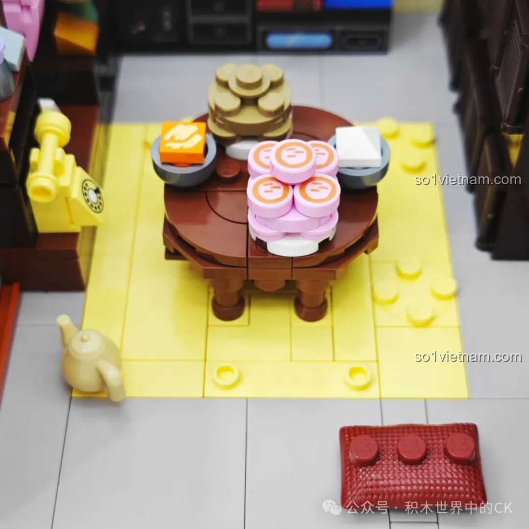 Cận cảnh chi tiết bàn ăn tròn với các món ăn được bày biện, gợi nhớ những bữa cơm gia đình đầm ấm trong phim.