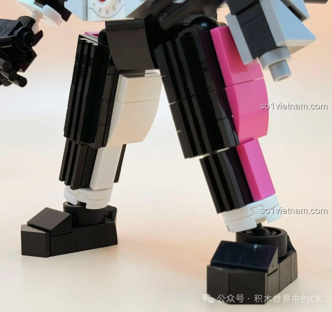 Cận cảnh phần bàn chân của mô hình Kamen Rider Decade JIESTAR 58189, với thiết kế đế rộng giúp tăng độ ổn định.