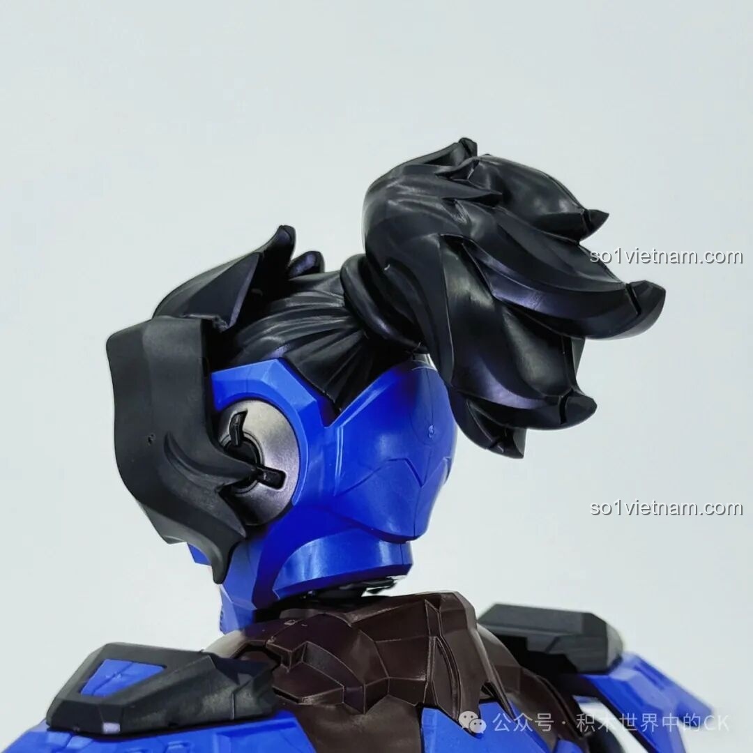 Chi tiết bàn chân của mô hình Robot Miyamoto Musashi 78033 Keeppley với các khớp và giáp.