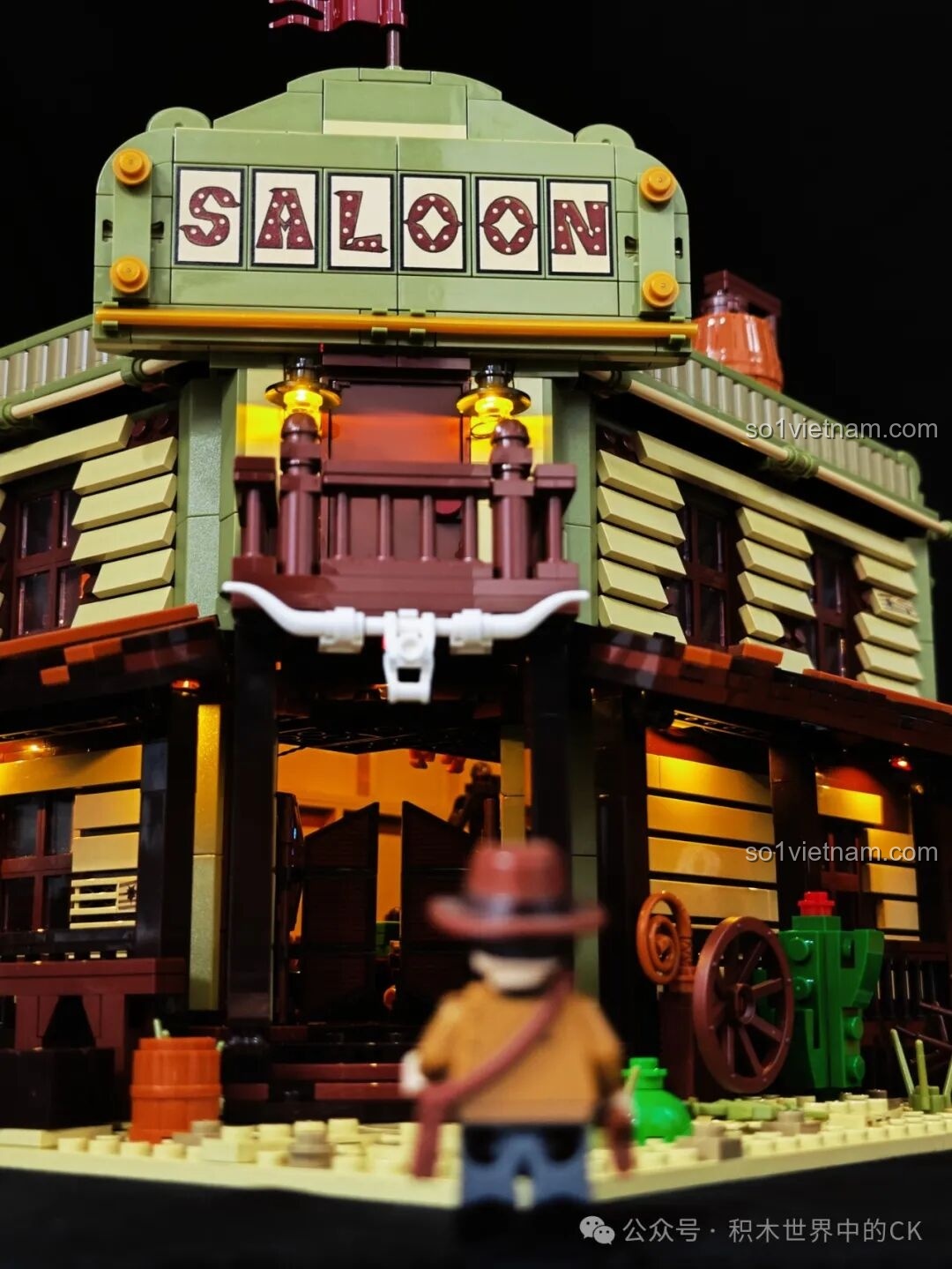 Cận cảnh bàn ghế và ly rượu trong Saloon Miền Tây F9021, với các chi tiết nhỏ.