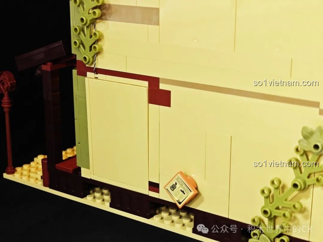 Cận cảnh bàn ghế và ly rượu trong Saloon Miền Tây F9021, với các chi tiết nhỏ.