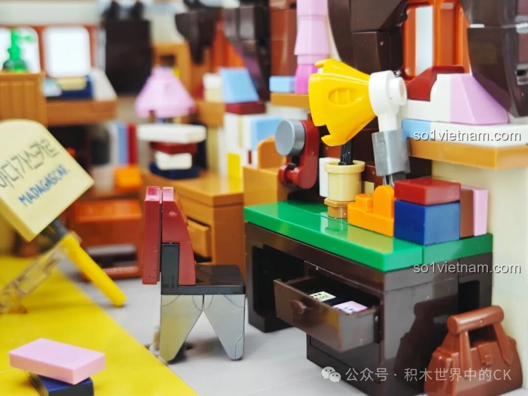 Cận cảnh chi tiết bàn học với ngăn kéo có thể mở ra, bên trong có những cuốn sách nhỏ, một chi tiết tương tác thú vị.