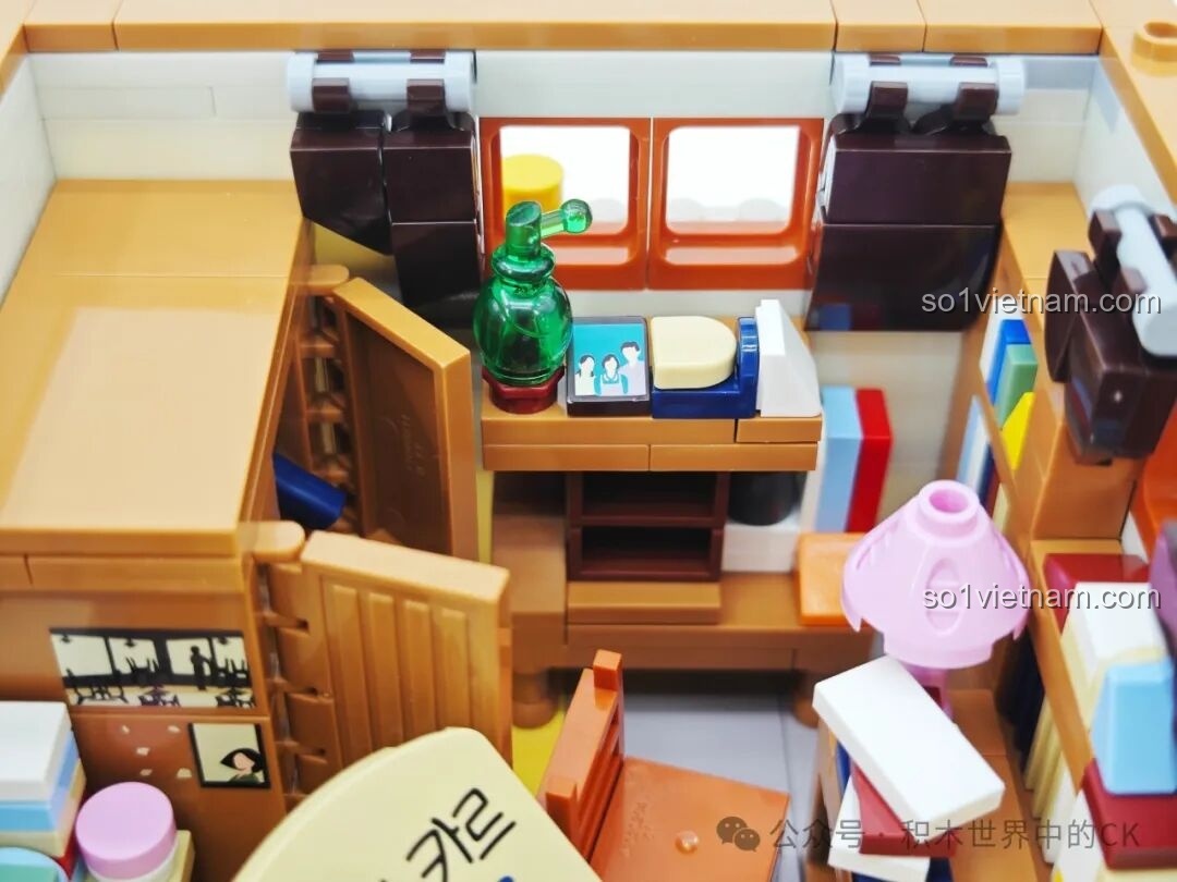 Cận cảnh chi tiết bàn học của Bo-ra với chai nước, đèn học và các vật dụng học tập, thể hiện sự chăm chỉ của cô.