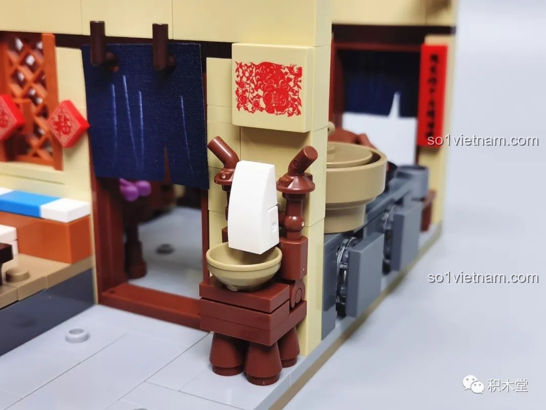 Cận cảnh bàn rửa mặt với chậu và khăn tắm được tạo nên từ các mảnh ghép nhỏ.