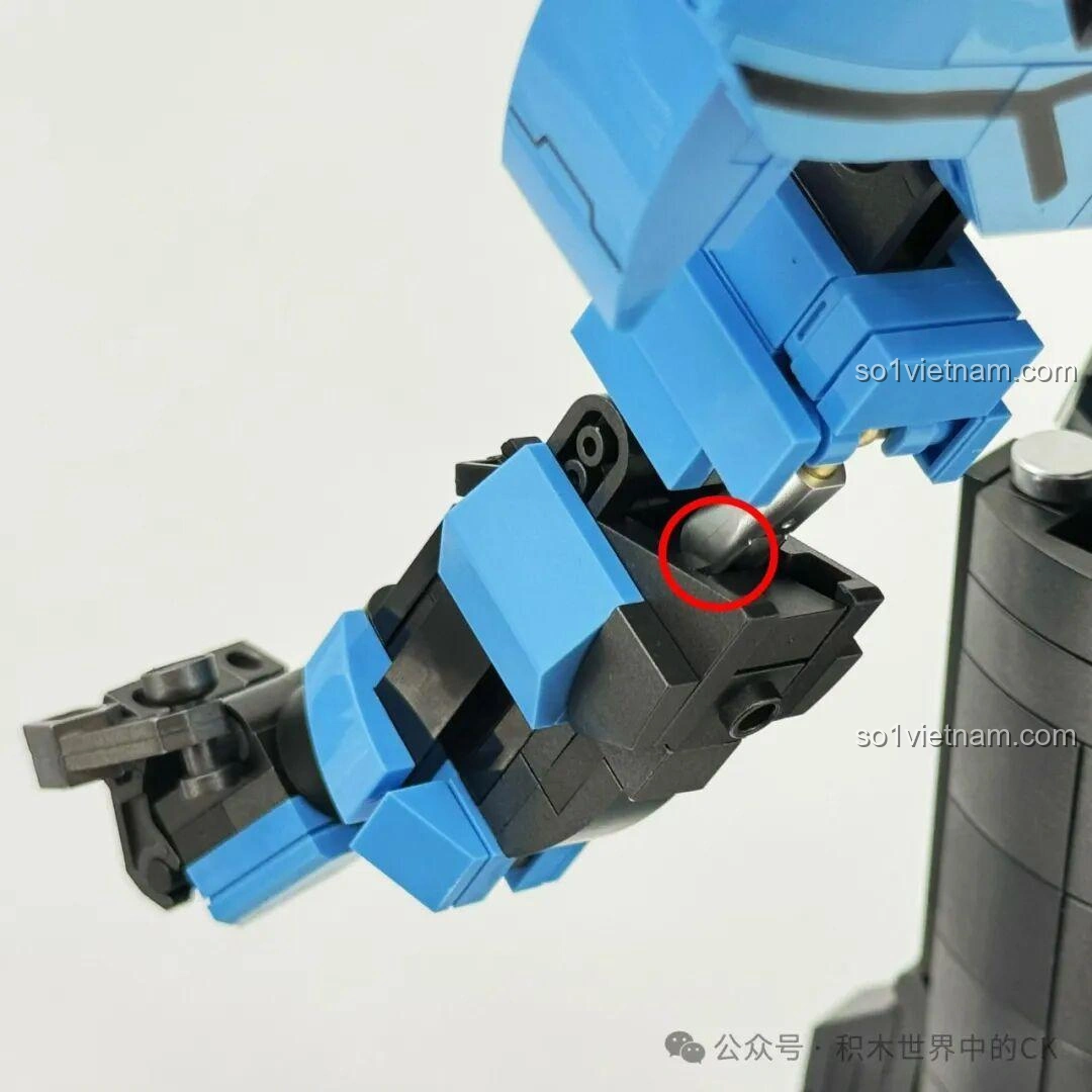 Cận cảnh bàn tay của Robot Vidar JIESTAR 58145, với các ngón tay có thể cử động để cầm nắm vũ khí.